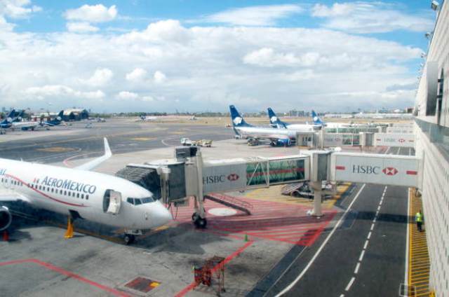 Nguyên nhân nào khiến giá vé máy bay tăng mạnh?